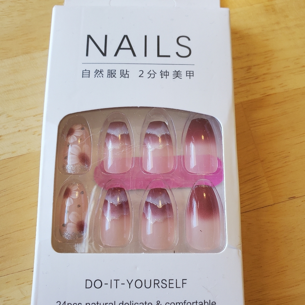 ARTIFICIAL NAILS - Picture 2 of 3